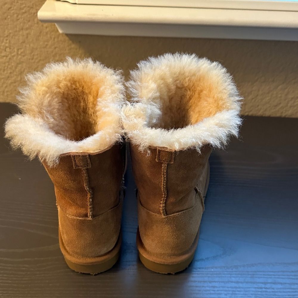 Cozy Tan Suede Boots with Faux Fur Lining Size 6 - Picture 3 of 5